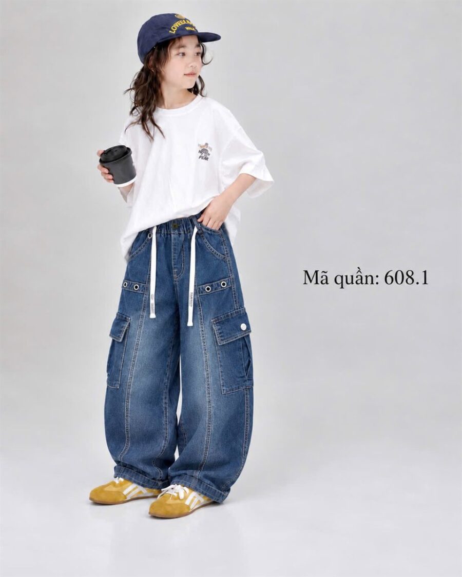 Quần Bò Cargo Túi Hộp Bé Gái Màu Xanh Ống Rộng Dây Rút Trắng 608.1 màu Xanh Jean cho bé 6–8 tuổi (25–35 kg) - Ảnh đại diện người mẫu mặc thực tế