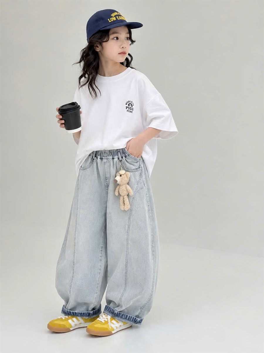 Quần Bò Ống Rộng Bé Trai Bé Gái Màu Xanh Nhạt Mài Bổ Gân Dọc 7325 màu Xanh Nhạt Washed cho bé 7–9 tuổi (25–33 kg) - Ảnh đại diện người mẫu mặc thực tế