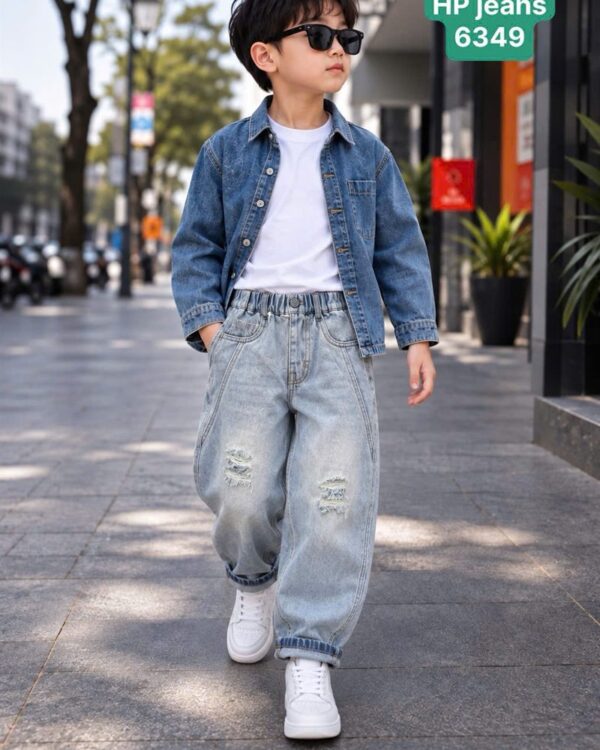 Quần Jean Bé Trai Ống Rộng Rách Gối Màu Xanh Mài Sáng 6349 màu Xanh Nhạt Washed cho bé 7–9 tuổi (22–30 kg) - Ảnh đại diện người mẫu mặc thực tế