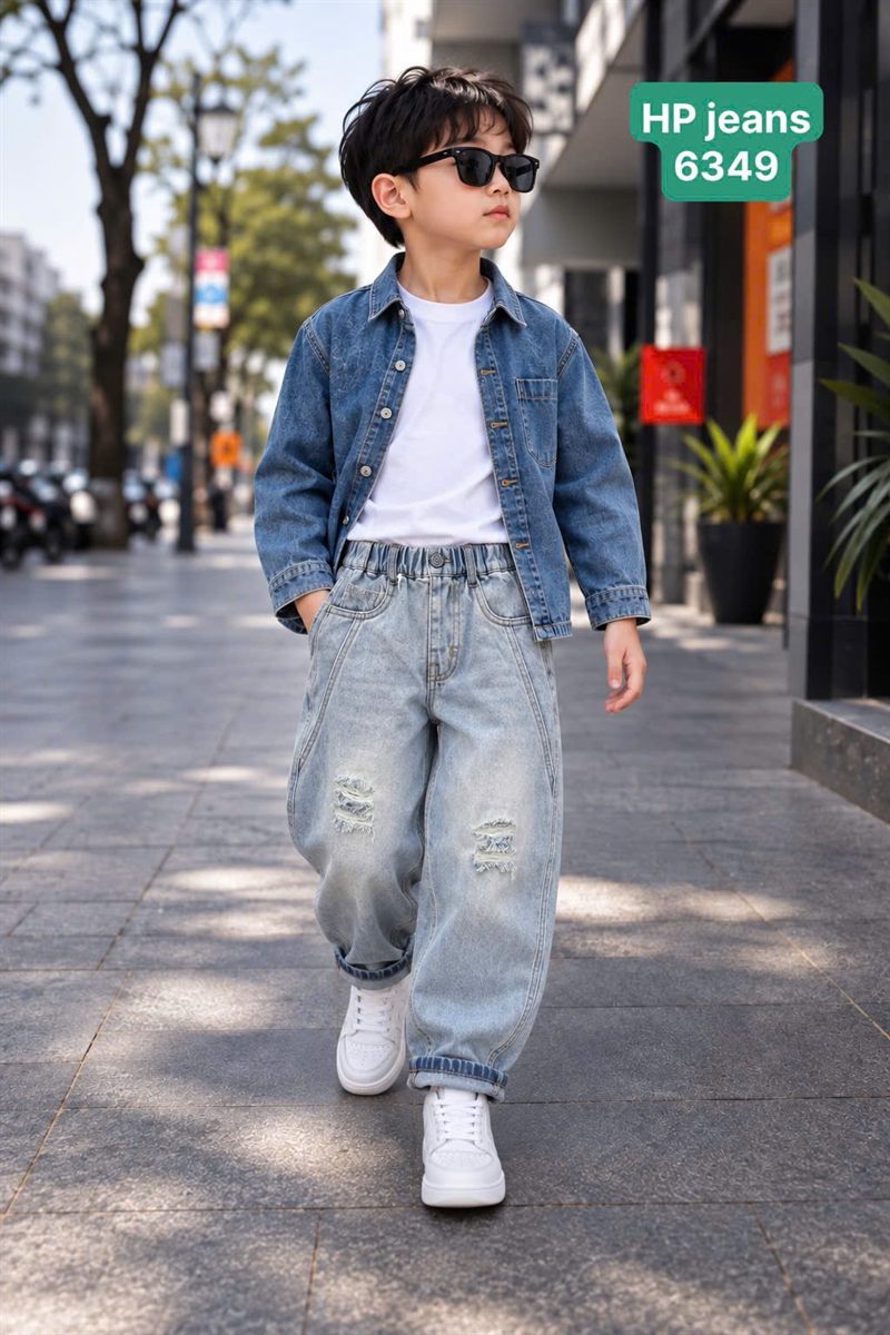 Quần Jean Bé Trai Ống Rộng Rách Gối Màu Xanh Mài Sáng 6349 màu Xanh Nhạt Washed cho bé 7–9 tuổi (22–30 kg) - Ảnh đại diện người mẫu mặc thực tế