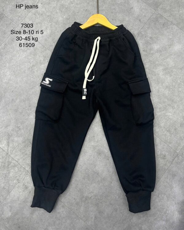 Quần Nỉ Cargo Túi Hộp Bé Trai Màu Đen Bo Gấu Jogger Logo S 7303 màu Đen cho bé 8–10 tuổi (30–45 kg) - Ảnh đại diện người mẫu mặc thực tế