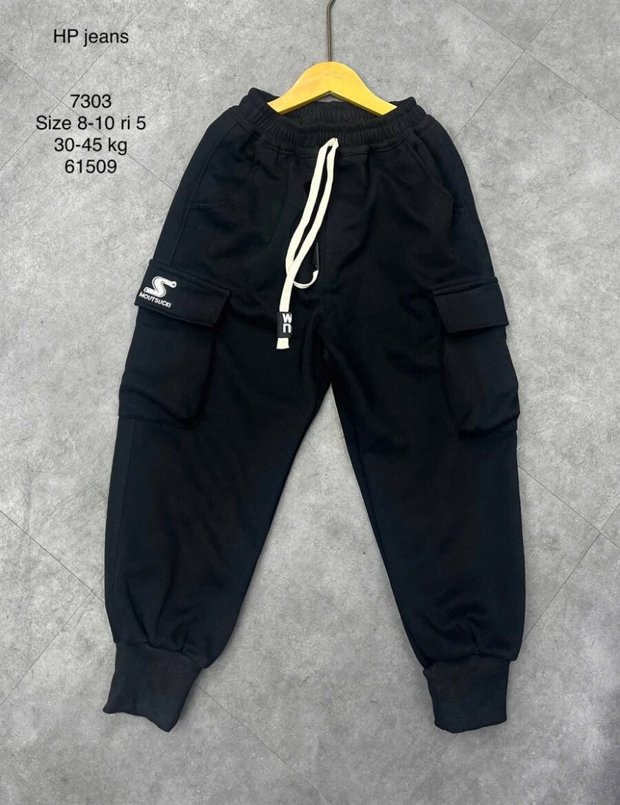 Quần Nỉ Cargo Túi Hộp Bé Trai Màu Đen Bo Gấu Jogger Logo S 7303 màu Đen cho bé 8–10 tuổi (30–45 kg) - Ảnh đại diện người mẫu mặc thực tế