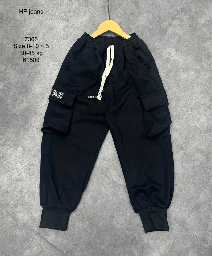 Quần Nỉ Cargo Túi Hộp Bé Trai Màu Đen Thêu YEAH Bo Gấu Jogger 7305 màu Đen cho bé 8–10 tuổi (30–45 kg) - Ảnh đại diện người mẫu mặc thực tế