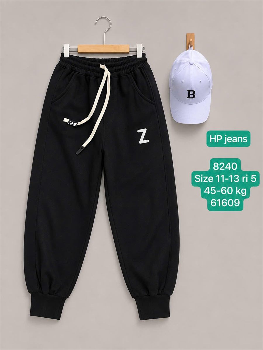 Quần Nỉ Jogger Bé Trai Size Đại Màu Đen Thêu Chữ Z Bo Gấu 8240 màu Đen cho bé 11–13 tuổi (45–60 kg) - Ảnh đại diện người mẫu mặc thực tế